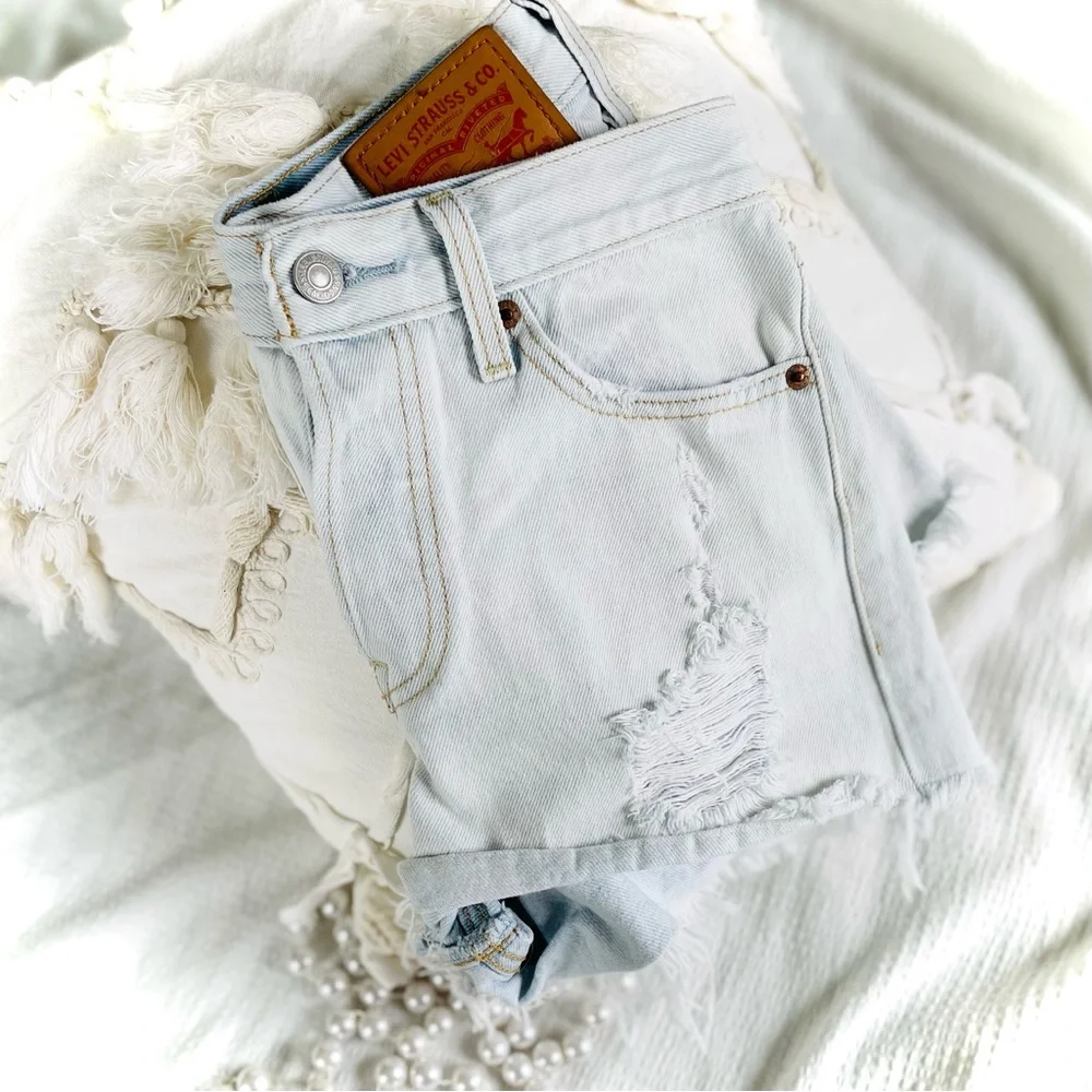LEVI’S | 26/XS/S | Light Wash High Waist Hotty Hot Cut Off Distressed Raw Shorts_2